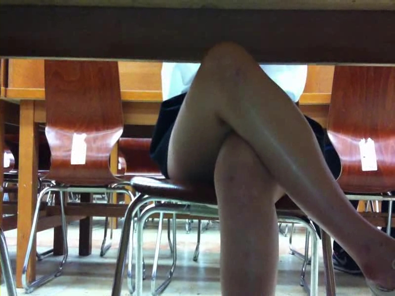 【韓国】図書館の机の下を撮影 足のきれいな子の股が・・・