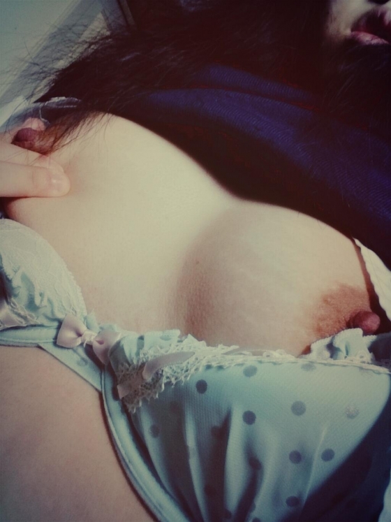 乳首でオナニーするのが大好きな素人娘が開発済み乳首を晒す自撮りエロ画像15枚目