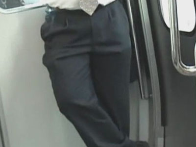 電車内でリーマンの股間撮影