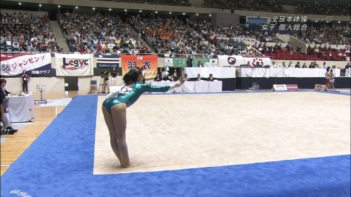 全日本体操女子でレオタードになってるJKを狙ったキャプエロ画像が最高ｗ1