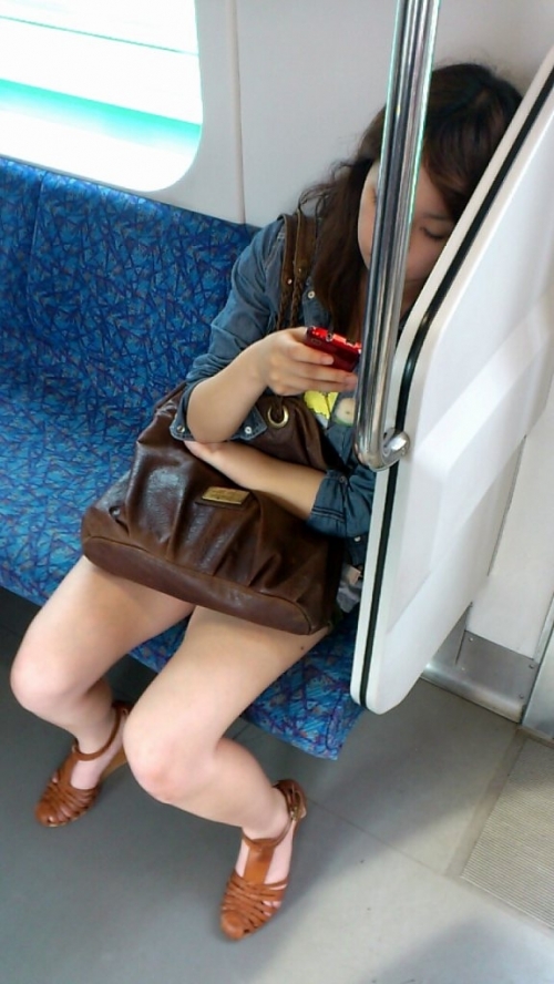 【素人盗撮】パンチラしながら電車で寝てる無防備なお姉さんのけしからん画像 No.27