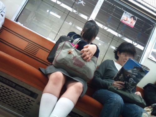 【素人盗撮】パンチラしながら電車で寝てる無防備なお姉さんのけしからん画像 No.8