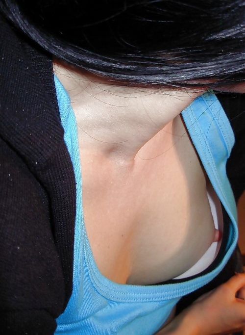 【素人盗撮】貧乳の女性は胸チラしちゃうと乳首まで見えちゃうという画像 No.1